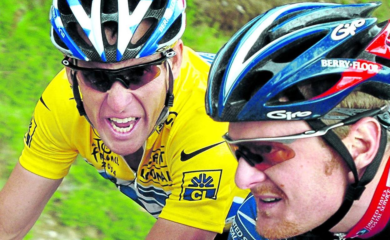 Lance Armstrong habla con Floyd Landis, que era su gregario, durante el Tour de 2004.