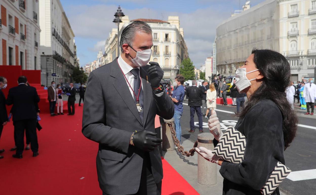 El dirigente de Vox y concejal del Ayuntamiento de Madrid, Javier Ortega Smith, junto a la diputada regional del partido Rocío Monasterio.