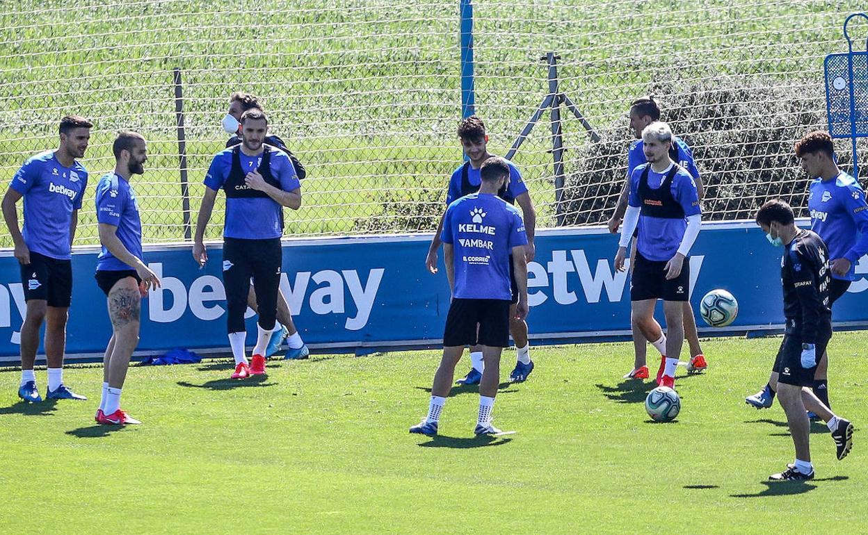 El Alavés entrena ya en grupos de diez en Ibaia. 