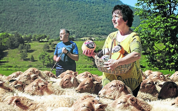 Eli Gorrotxategi. La Leze. Un matrimonio volcado en obtener lo mejor de sus 400 ovejas. Conscientes del encierro han entregado sus premiados quesos a domicilio. 