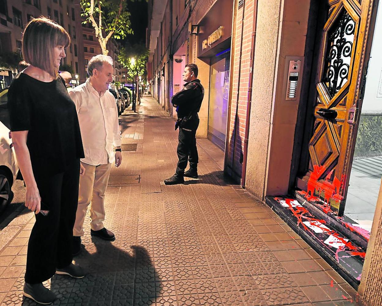 Mendia y su marido, Alfonso Gil, minutos después del ataque a su vivienda el martes. 