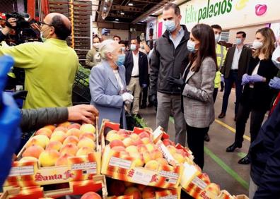 Imagen secundaria 1 - Los Reyes, durante la visita a los puestos. 