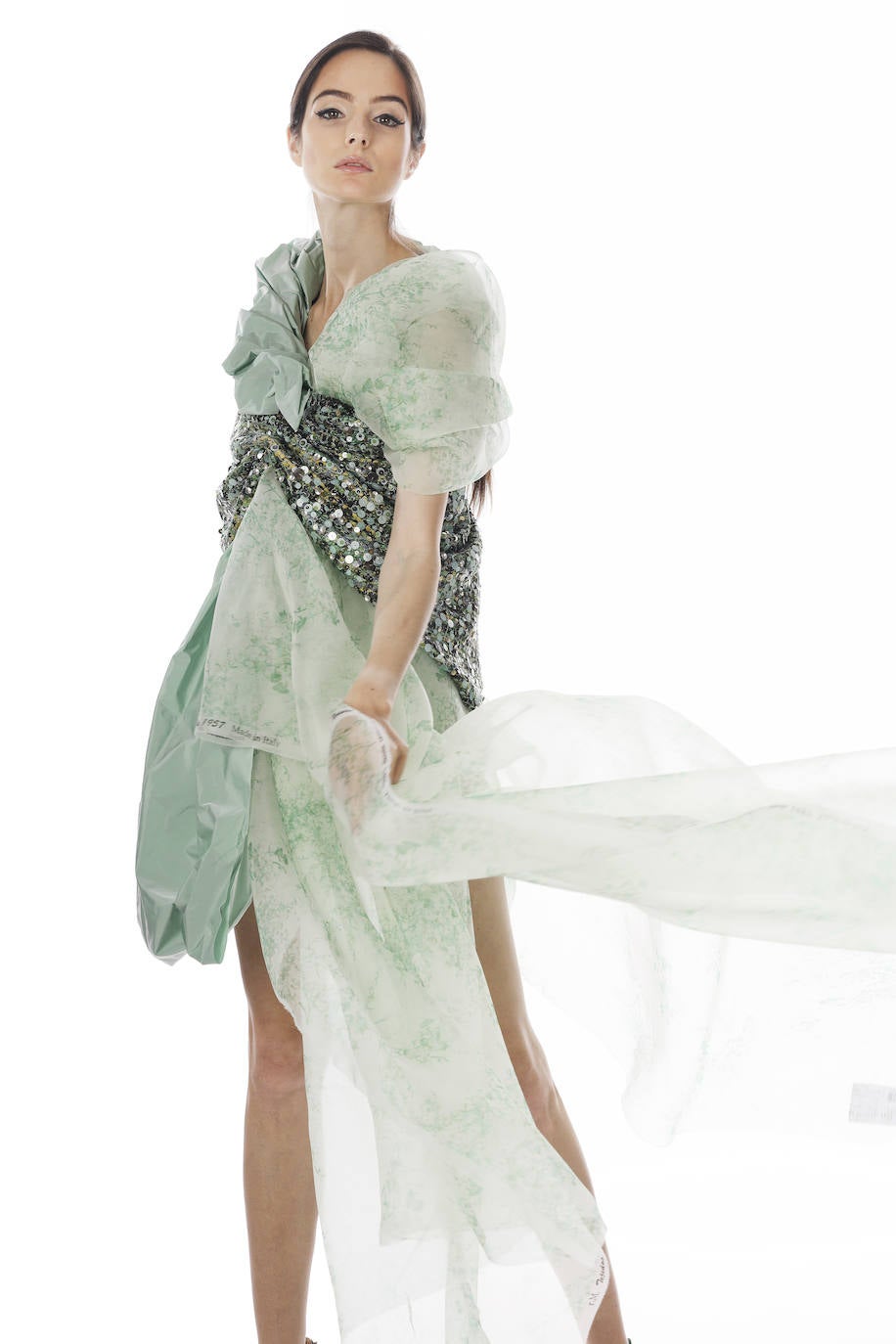 Fotos: Esto es lo que pasa cuando se sustituyen los maniquíes por la puesta en escena improvisada de tres diseñadores vizcaínos