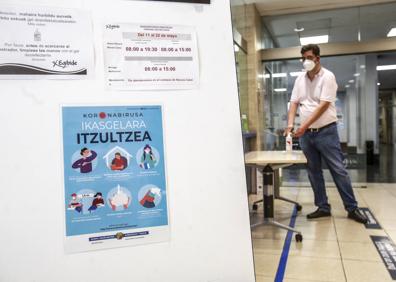 Imagen secundaria 1 - Separación de pupitres en Molinuevo y dispensadores de gel desinfectante distribuidos por diferentes estancias. 