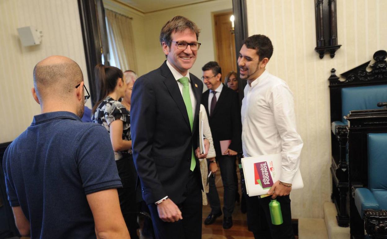 Gorka Urtaran y Óscar Fernández, al inicio de la presente legislatura.