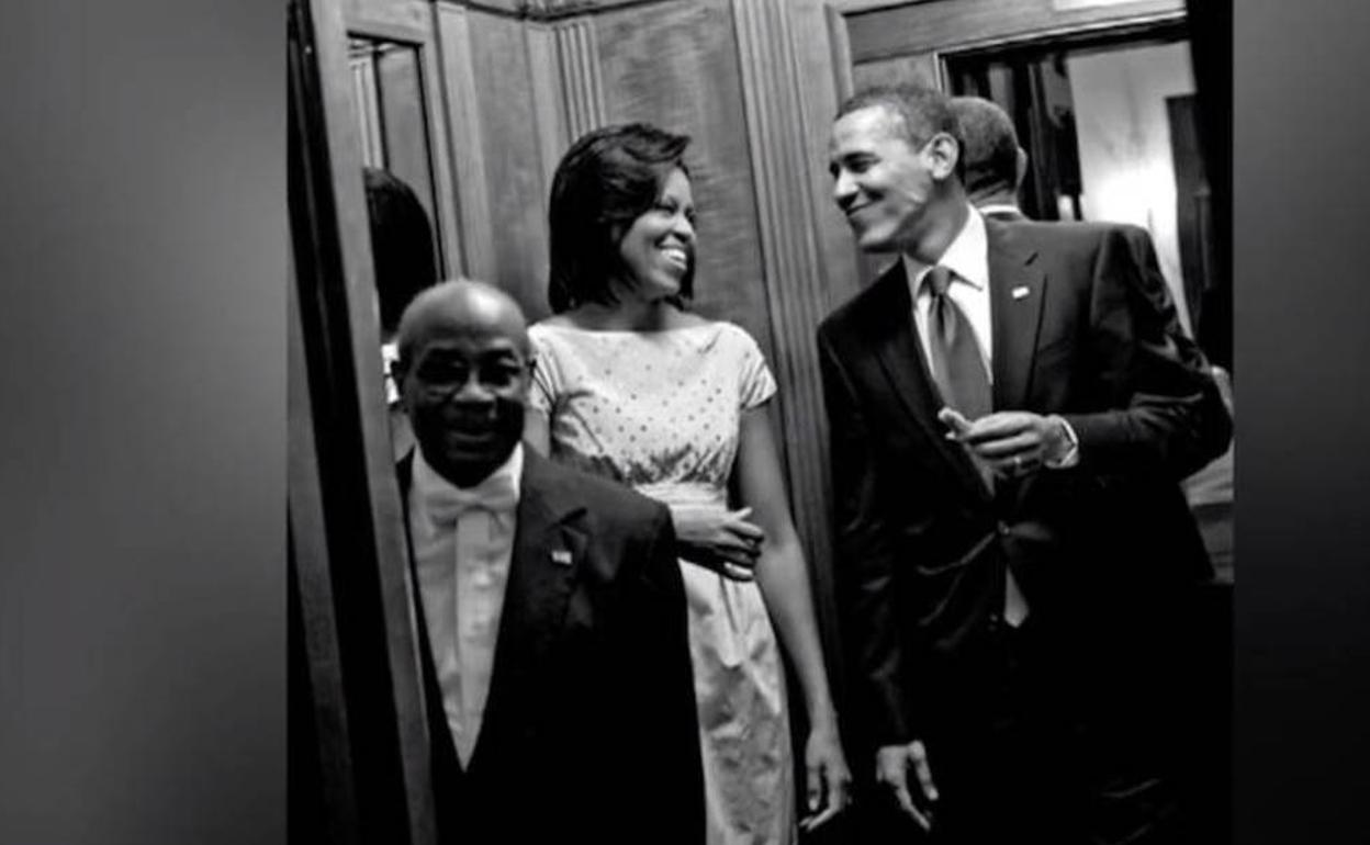 Wilson Roosevelt Jerman, junto a Barack y Michelle Obama, en un ascensor de la Casa Blanca.