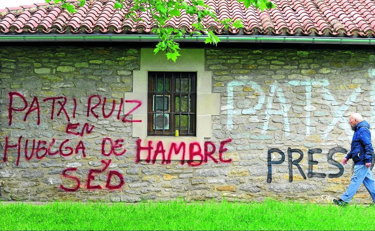 Pintadas realizadas en la Casa de la Dehesa en Vitoria.