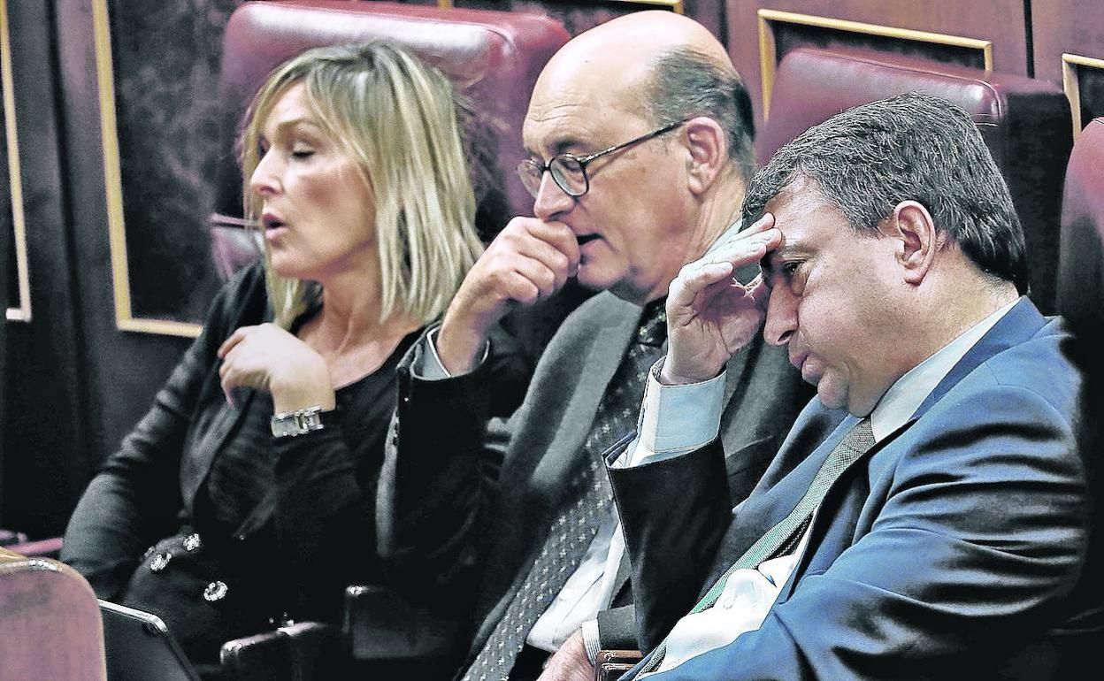 Los diputados jeltzales Idoia Sagastizabal, Mikel Legarda y Aitor Esteban, durante la sesión de investidura de Pedro Sánchez. 
