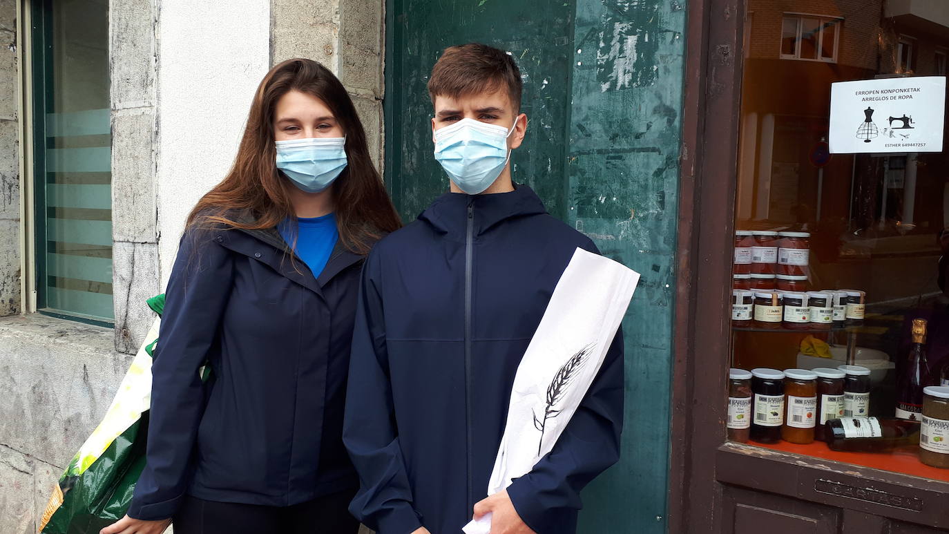 Irati y Markel son dos jóvenes de Bilbao que vienen con sus familias a Lekeitio donde cuentan con sus segundas residencias a disfrutar de la temporada estival. Estaban deseando y de hecho han decidido quedarse hasta el final del verano. Ella porque puede teletrabajar y él porque ya ha terminado el curso. Vinieron el miércoles a preparar las viviendas de igual manera que lo hicieron los veraneantes más tempraneros. Las calles de la villa turística, así como los pequeños comercios de hecho ya han comenzado a acusar la afluencia de más ciudadanos que de momento deberán mantener las franjas horarias.