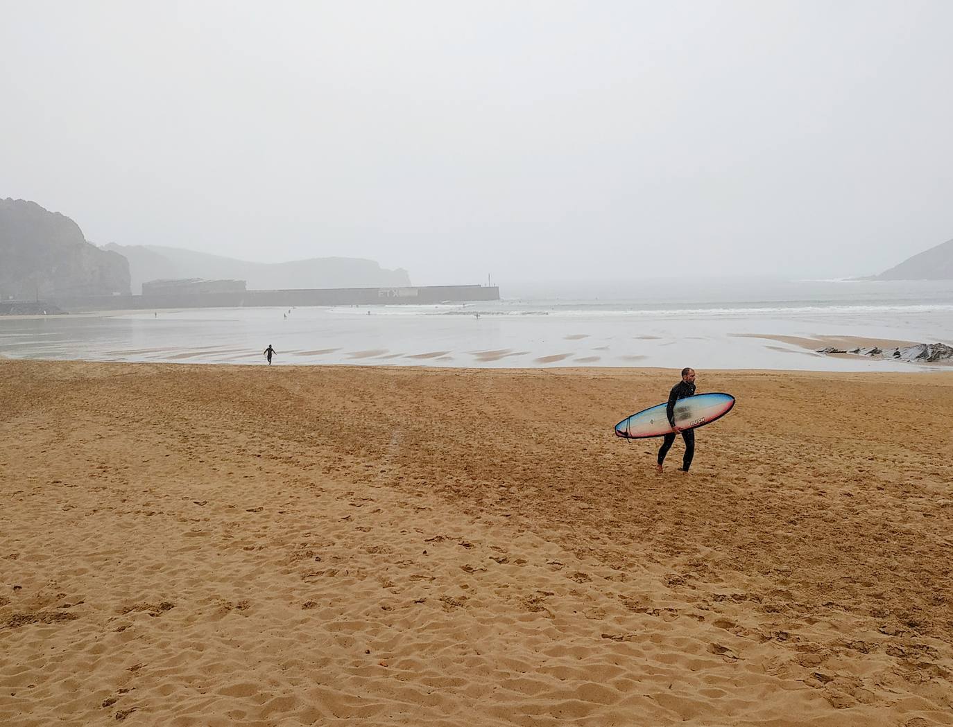 Los surfistas toman la playa de Plentzia. Alrededor de medio centenar de amantes de la olas muestran su pericia sobre la tabla desde primera hora de la mañana. Un goteo que no cesa, tomando los últimos en llegar el relevo a aquellos que ya dan por concluida la jornada y dan un respiro a la tabla