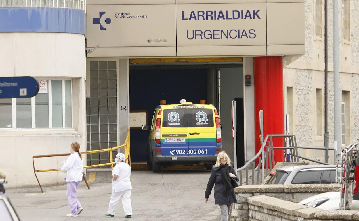 Una ambulancia en el área de Urgencias del hospital Santiago. 