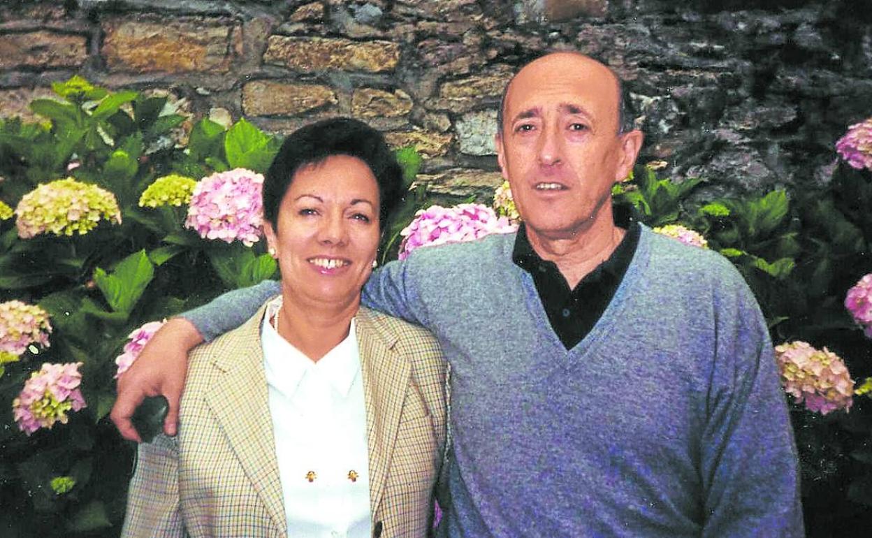 Sus padres Amaia Guridi y Santiago Oleaga, junto a su casa, en una fotografía del álbum familiar.