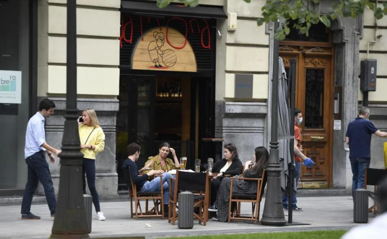Varias personas reunidas en una terraza de Bilbao.