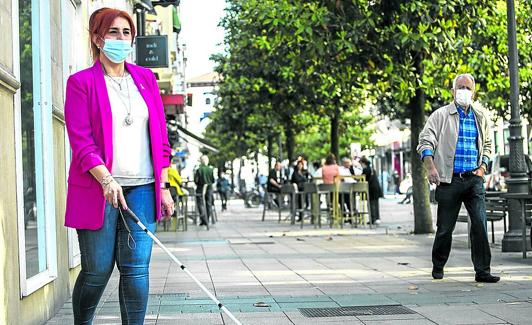 Concha de la Fuente se mueve con su bastón por el centro de Vitoria.