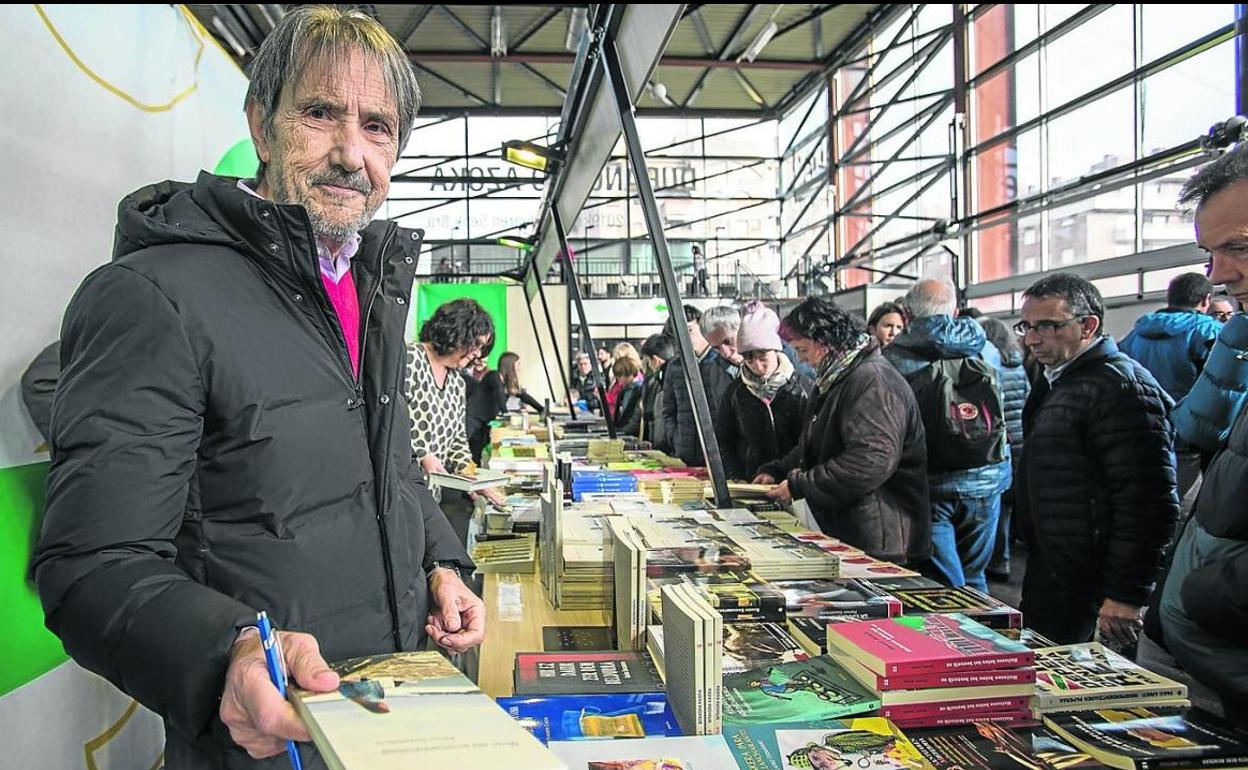 Ramon Saizarbitoria 'Miren eta erromantizismoa' liburua sinatzen, iaz, Durangoko Azokan.