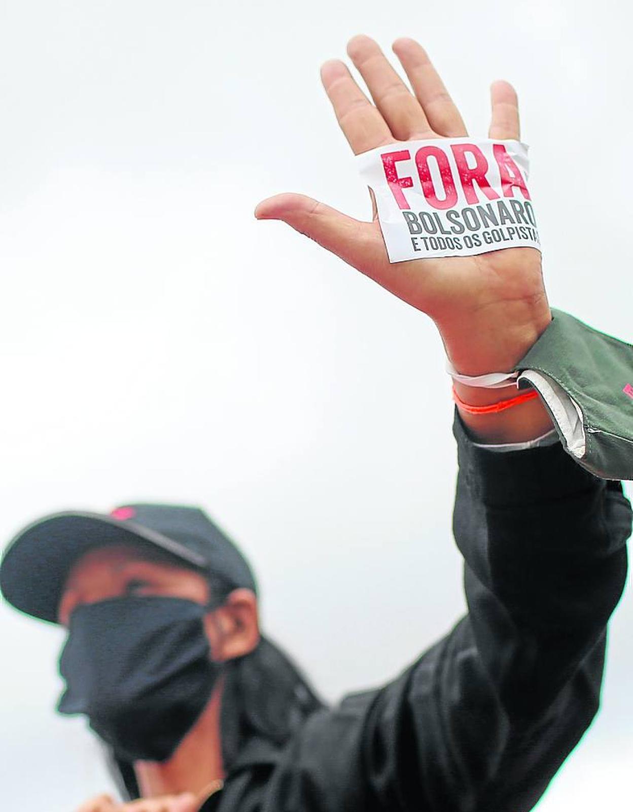 Una manifestante pide en Brasilia la dimisión de Bolsonaro. 