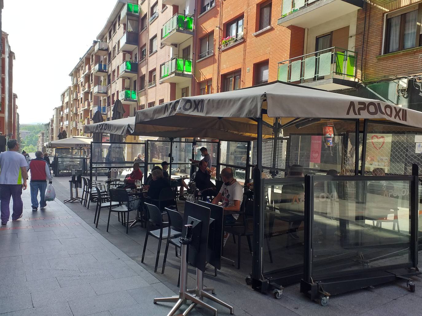 Balendin de Berriotxoa, una de las principales arterias peatonales de Basauri, comienza a cobrar vida con la apertura de los comercios hosteleros. Con la segunda fase más establecimientos se han animado a abrir sus puertas. Desde hoy pueden habilitar su interior y exterior para acoger el 50% de sus mesas, aunque los clientes no pueden utilizar la barra. Informa Leire Pérez.