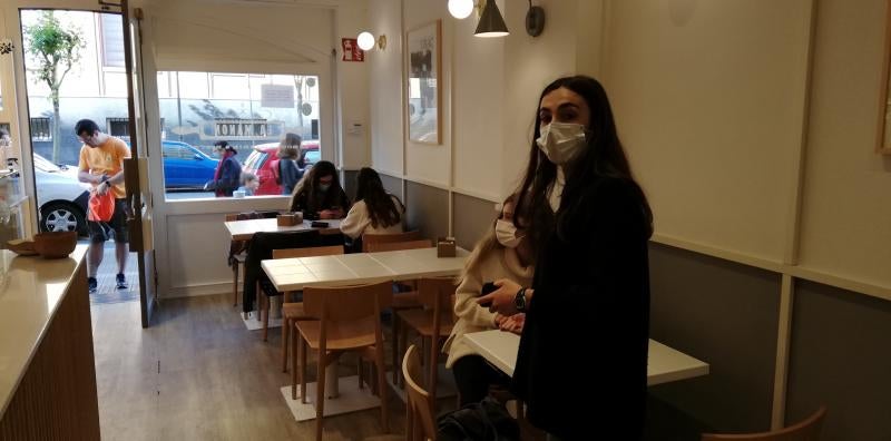 Los bares pueden desde hoy acoger a clientes en el interior del local, aunque con limitaciones, al 50% del aforo y sin poder acceder a la barra. Varios clientes toman café en el interior de una degustación de Indautxu en Bilbao. / Manu Cecilio 