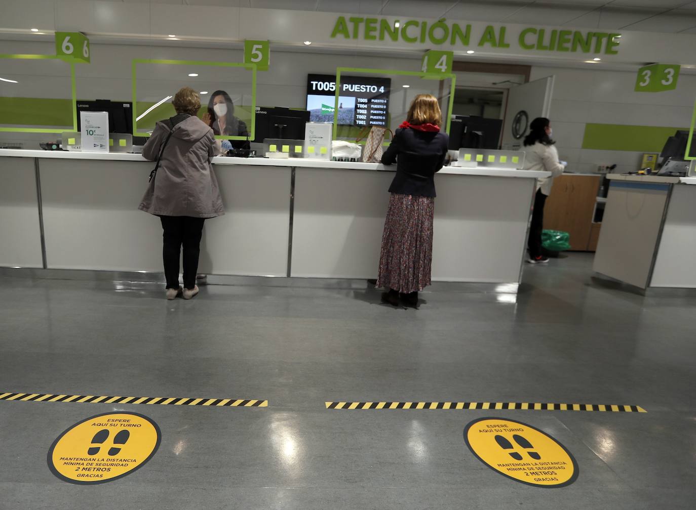 Clientes respetan la distancia social y mamparas en el Corte Inglés de Bilbao. / Efe