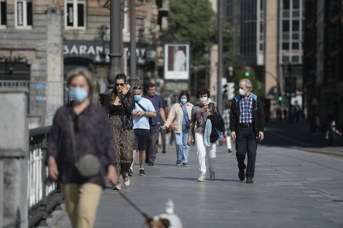 Ambiente en Bilbao el día que abren los centros comerciales. / Yvonne Iturgaiz.