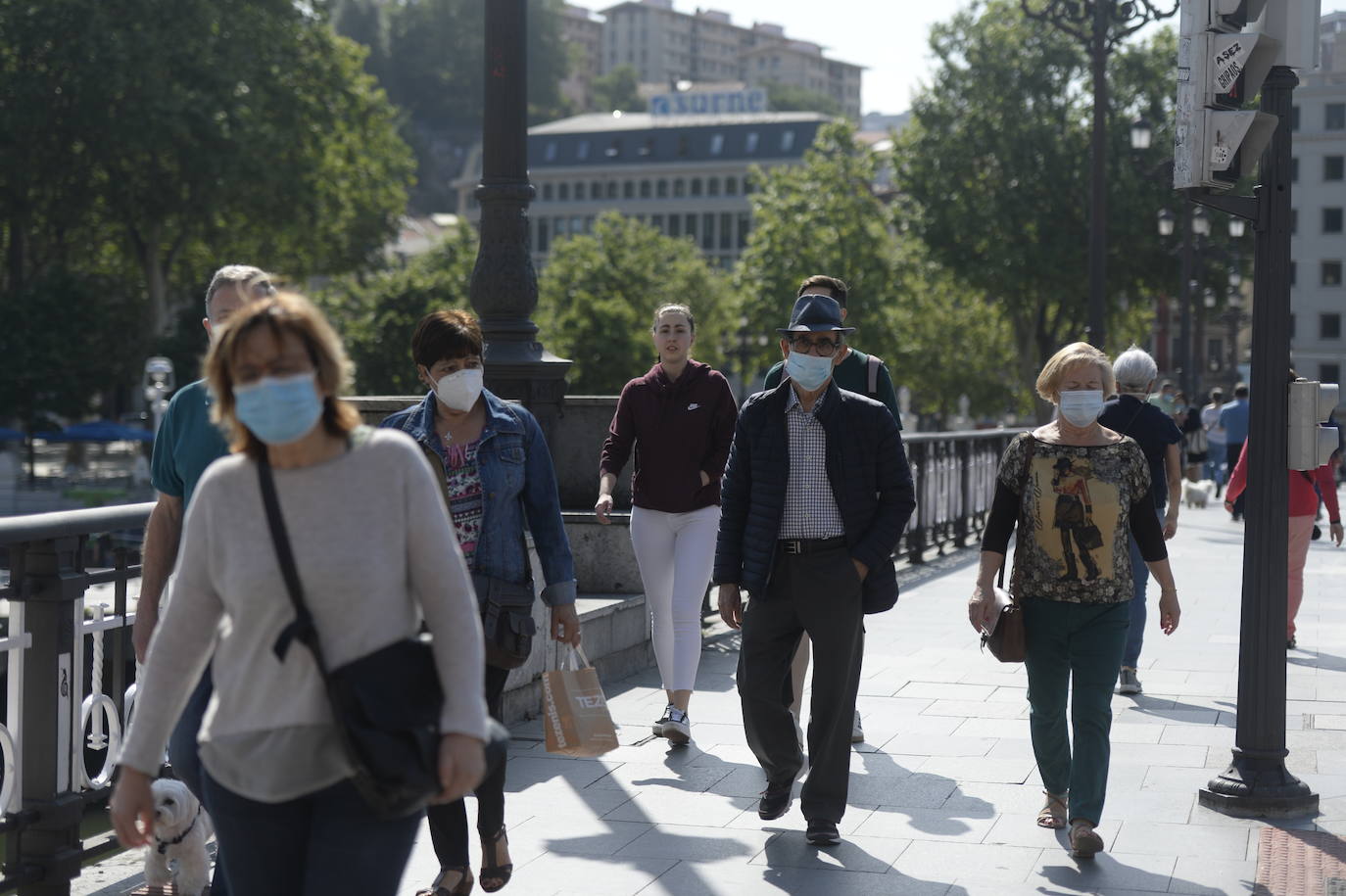 Ambiente en Bilbao el día que abren los centros comerciales. / Yvonne Iturgaiz.