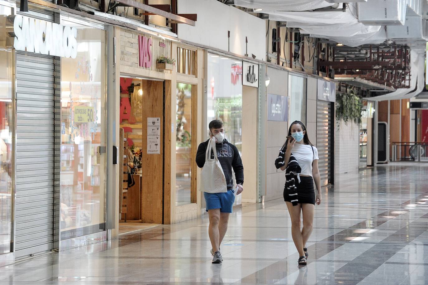 Dos jóvenes en el centro comercial Artea