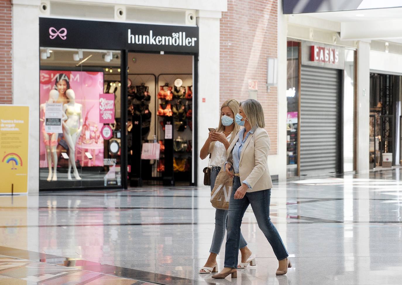 Dos mujeres, en el Centro Comercial Artea.