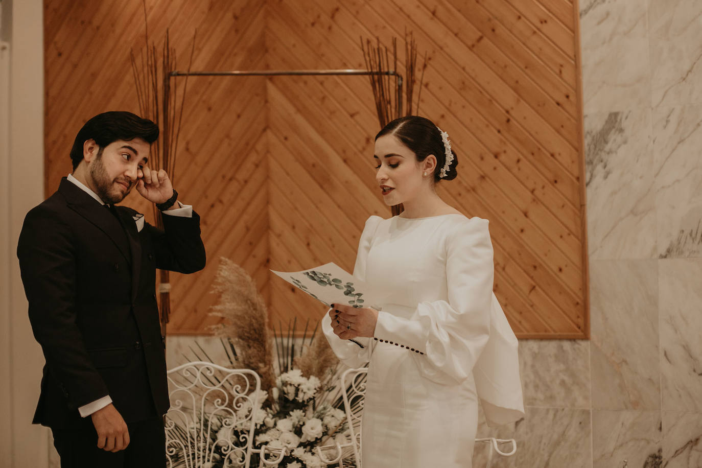 Catarina Santos y David Peralta se han convertido en la primera pareja del país en contraer matrimonio con mascarillas y aforo reducido. A pesar de las estrictas medidas de higiene, se muestran «emocionados» y aseguran que ha sido «la mejor decisión de sus vidas»