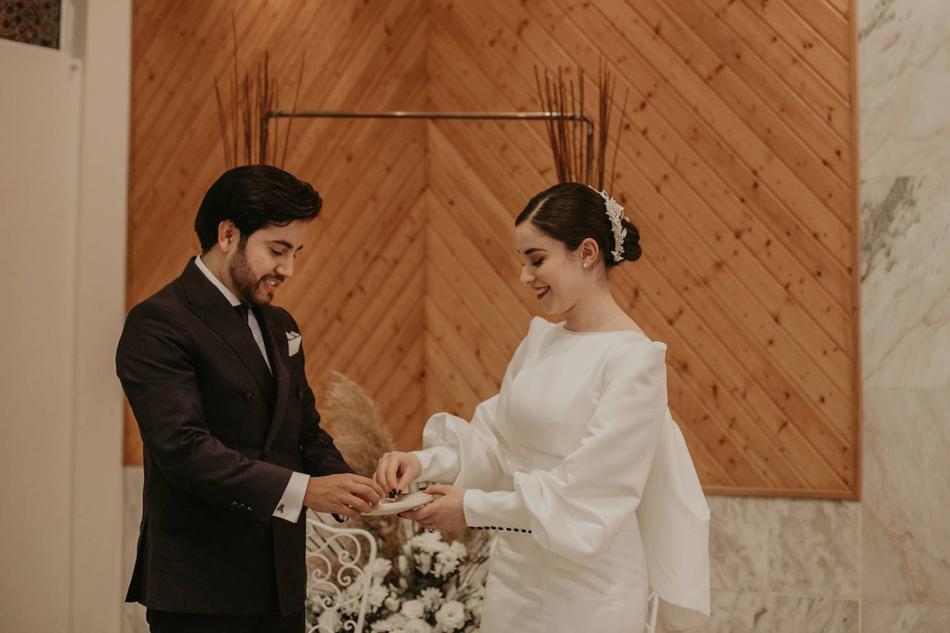 Catarina Santos y David Peralta se han convertido en la primera pareja del país en contraer matrimonio con mascarillas y aforo reducido. A pesar de las estrictas medidas de higiene, se muestran «emocionados» y aseguran que ha sido «la mejor decisión de sus vidas»