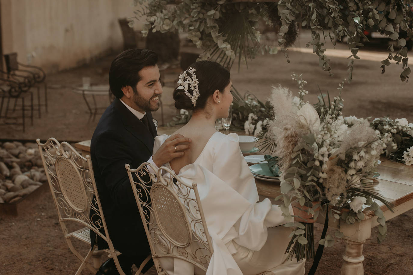 Catarina Santos y David Peralta se han convertido en la primera pareja del país en contraer matrimonio con mascarillas y aforo reducido. A pesar de las estrictas medidas de higiene, se muestran «emocionados» y aseguran que ha sido «la mejor decisión de sus vidas»