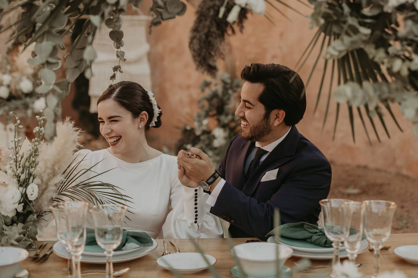 Catarina Santos y David Peralta se han convertido en la primera pareja del país en contraer matrimonio con mascarillas y aforo reducido. A pesar de las estrictas medidas de higiene, se muestran «emocionados» y aseguran que ha sido «la mejor decisión de sus vidas»