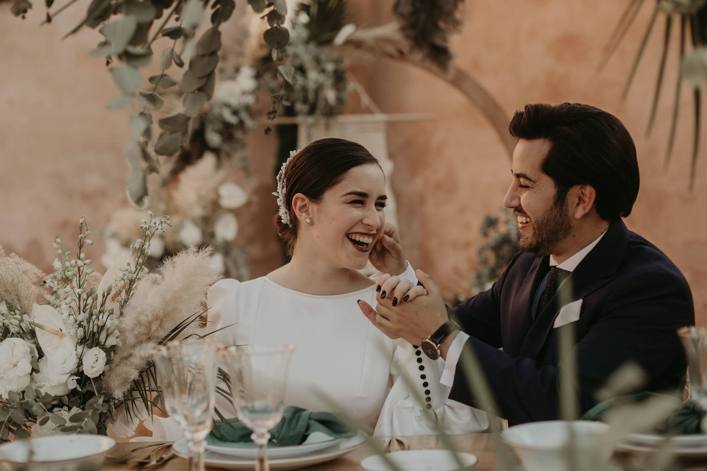 Catarina Santos y David Peralta se han convertido en la primera pareja del país en contraer matrimonio con mascarillas y aforo reducido. A pesar de las estrictas medidas de higiene, se muestran «emocionados» y aseguran que ha sido «la mejor decisión de sus vidas»