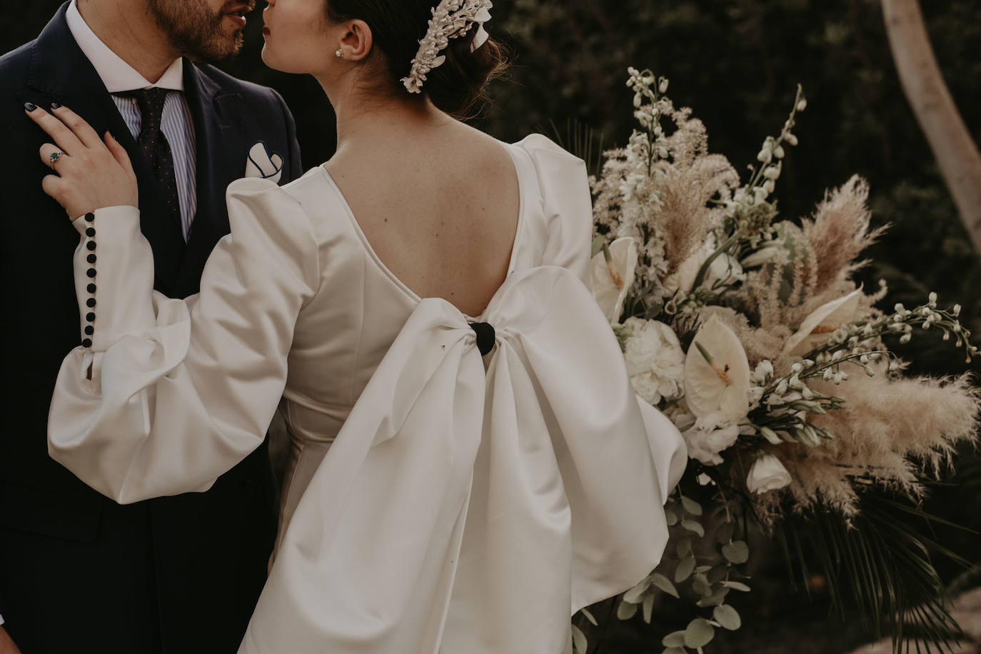 Catarina Santos y David Peralta se han convertido en la primera pareja del país en contraer matrimonio con mascarillas y aforo reducido. A pesar de las estrictas medidas de higiene, se muestran «emocionados» y aseguran que ha sido «la mejor decisión de sus vidas»