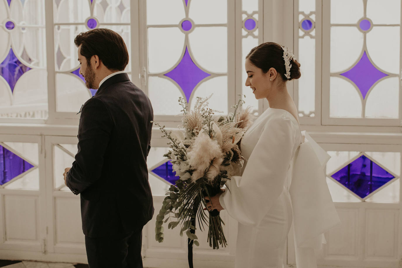 Catarina Santos y David Peralta se han convertido en la primera pareja del país en contraer matrimonio con mascarillas y aforo reducido. A pesar de las estrictas medidas de higiene, se muestran «emocionados» y aseguran que ha sido «la mejor decisión de sus vidas»