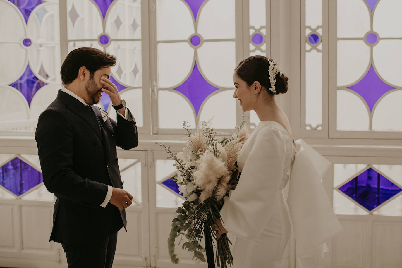 Catarina Santos y David Peralta se han convertido en la primera pareja del país en contraer matrimonio con mascarillas y aforo reducido. A pesar de las estrictas medidas de higiene, se muestran «emocionados» y aseguran que ha sido «la mejor decisión de sus vidas»