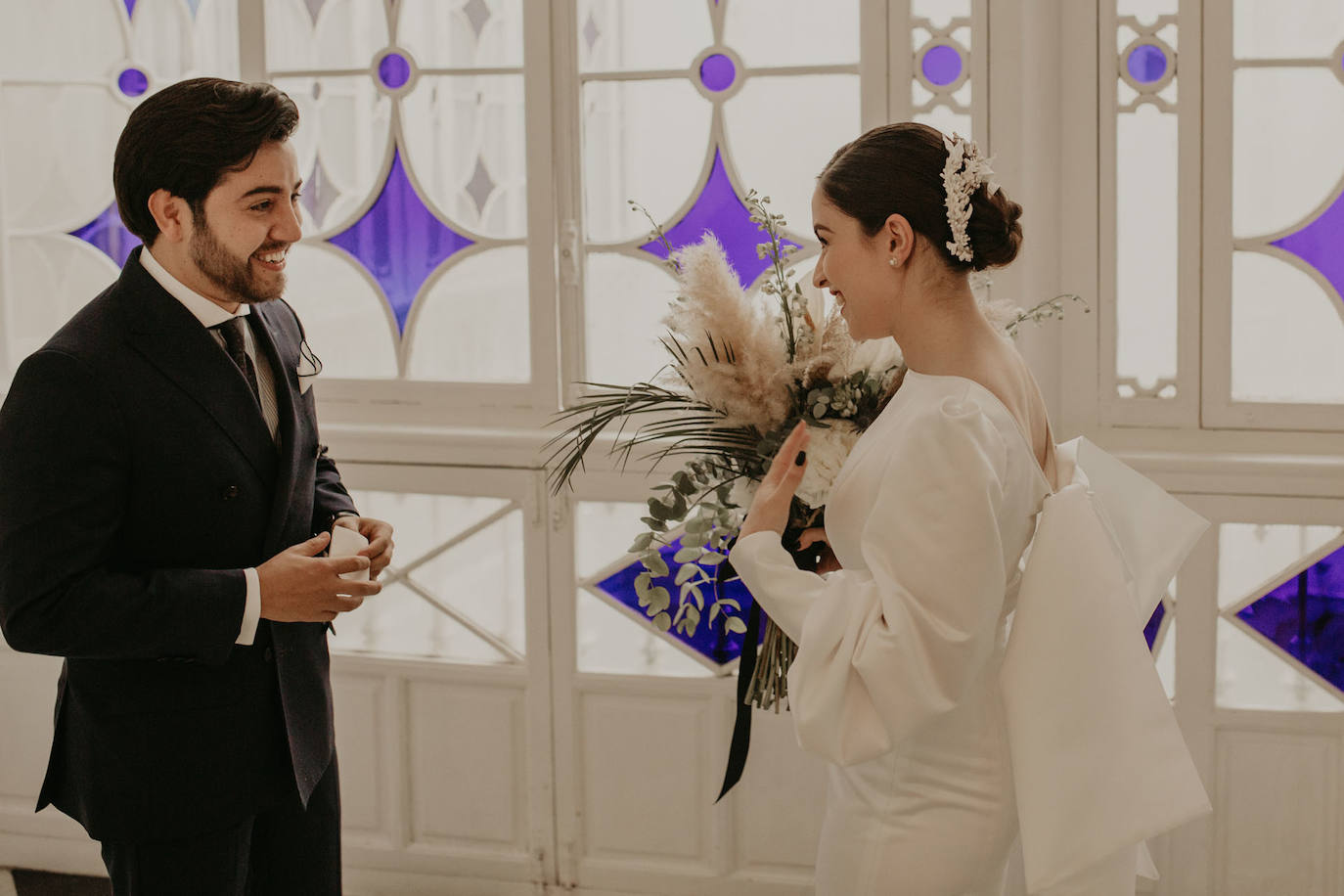 Catarina Santos y David Peralta se han convertido en la primera pareja del país en contraer matrimonio con mascarillas y aforo reducido. A pesar de las estrictas medidas de higiene, se muestran «emocionados» y aseguran que ha sido «la mejor decisión de sus vidas»