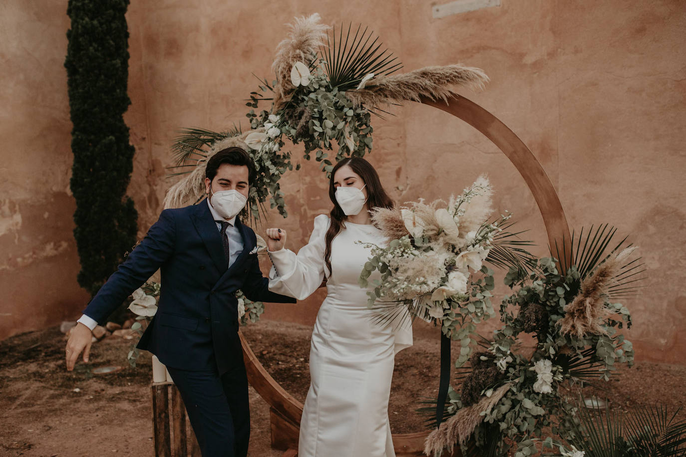 Catarina Santos y David Peralta se han convertido en la primera pareja del país en contraer matrimonio con mascarillas y aforo reducido. A pesar de las estrictas medidas de higiene, se muestran «emocionados» y aseguran que ha sido «la mejor decisión de sus vidas»