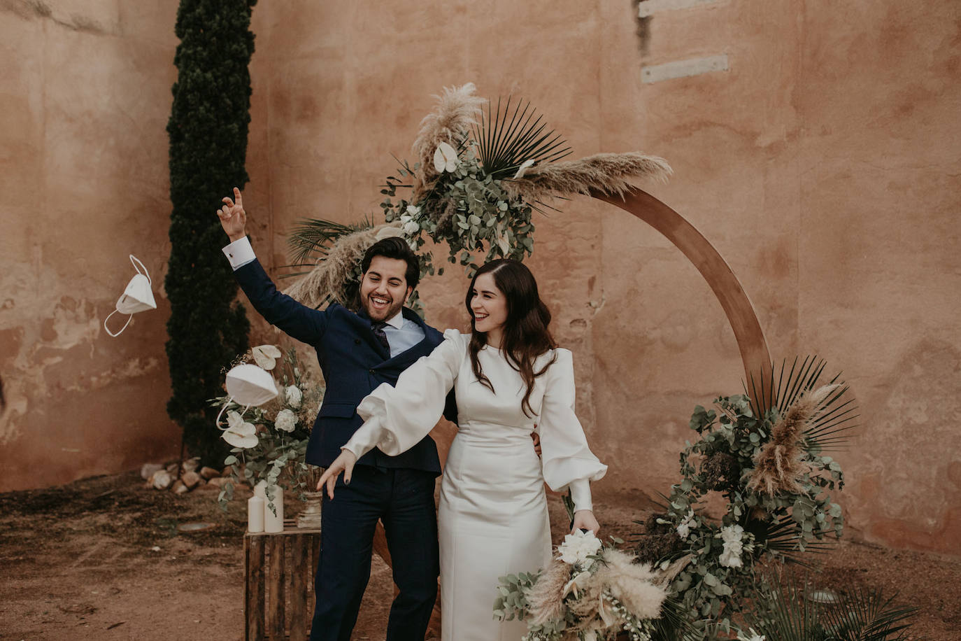 Catarina Santos y David Peralta se han convertido en la primera pareja del país en contraer matrimonio con mascarillas y aforo reducido. A pesar de las estrictas medidas de higiene, se muestran «emocionados» y aseguran que ha sido «la mejor decisión de sus vidas»