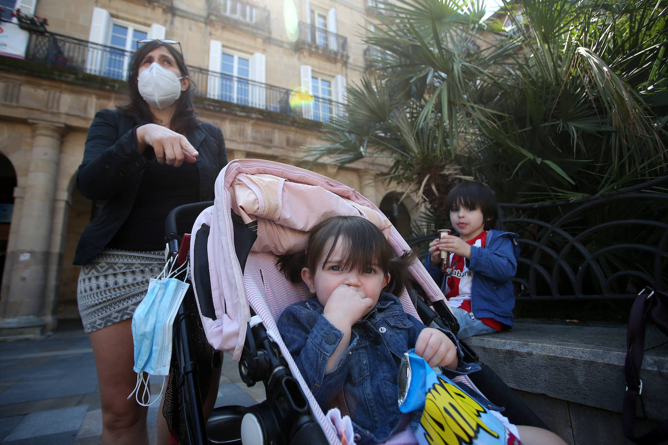 Amaia Montaña tiene aún miedo a que sus hijos, Unax y Leize, de tres y un año, enfermen. «Tenemos más libertad pero no voy a aprovecharla», asegura. 