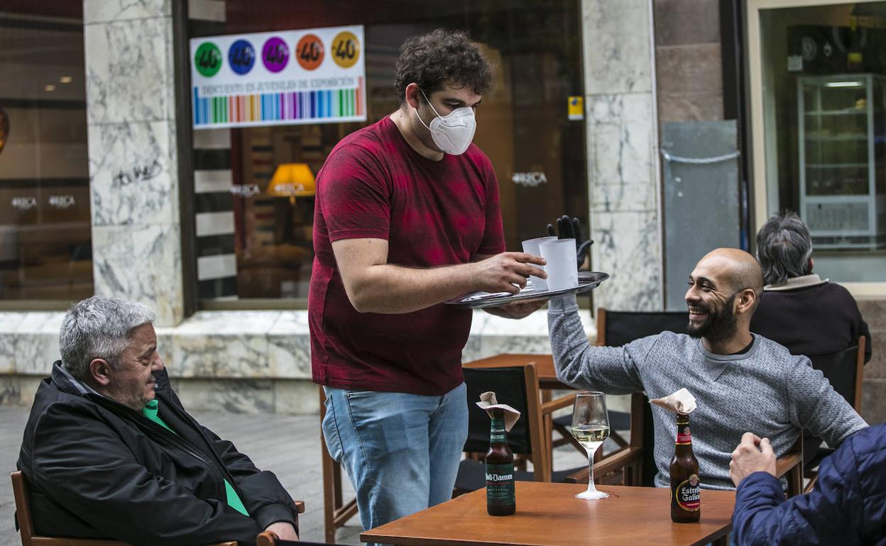 El comercio y la hostelería se han adaptado con rapidez a las estrictas medidas de seguridad.