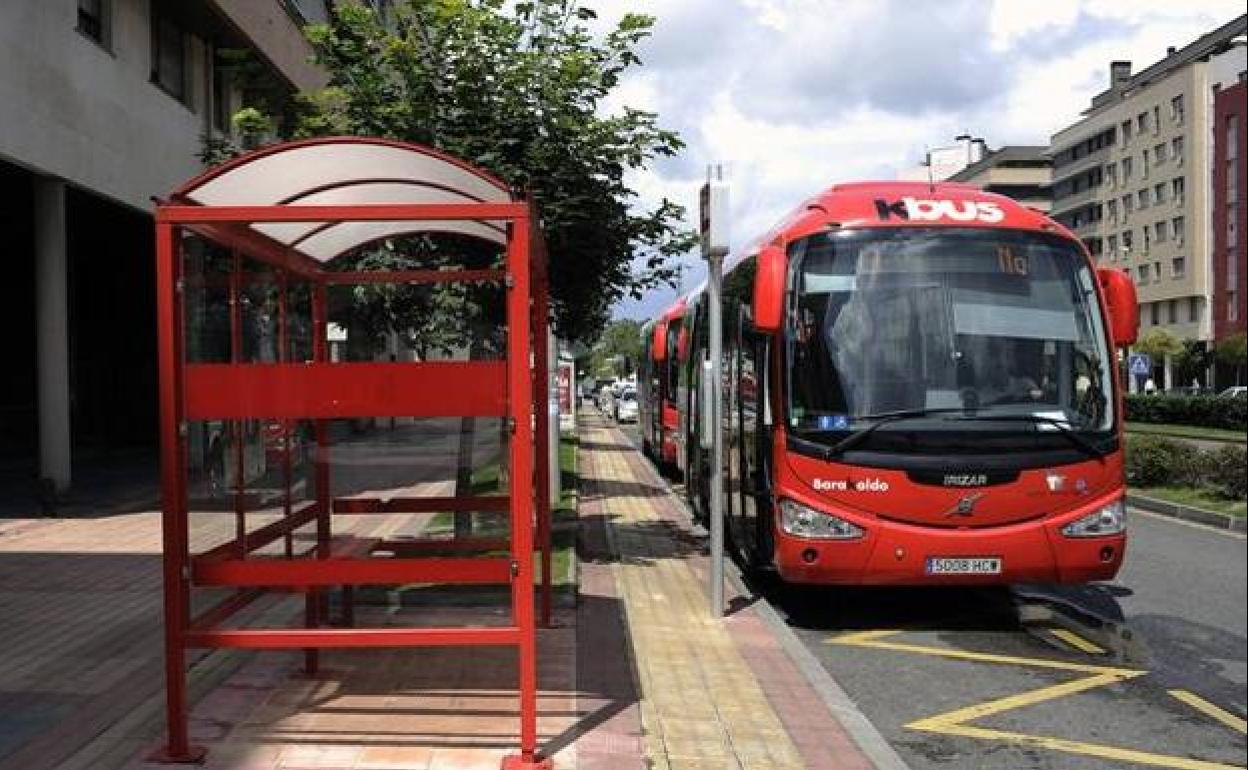 Imagen de archivo de un Kbus junto a una de sus paradas. 