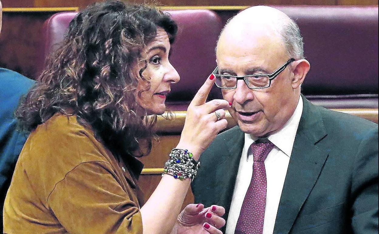 La ministra de Hacienda, María Jesús Montero, y su predecesor en el cargo, Cristóbal Montoro, en 2018. 