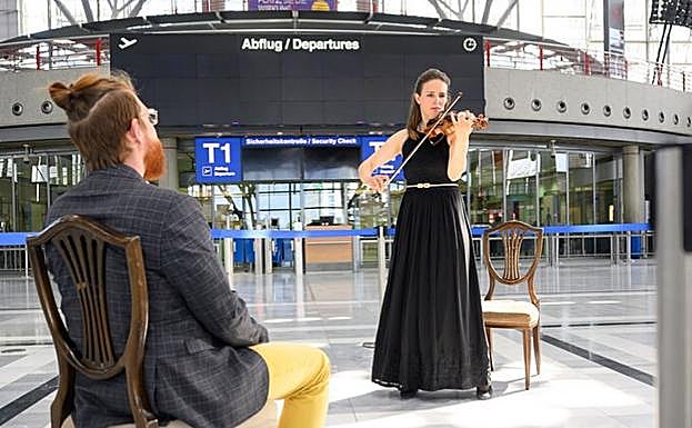 La violinista Stephanie Winker interpreta una pieza en la terminal del aeropuerto de Stuttgart