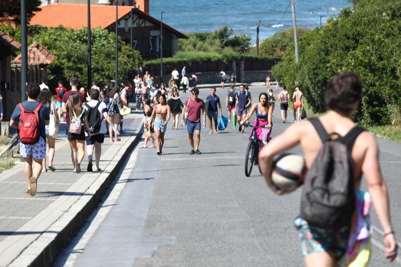 La entrada a Arrietara, en Sopelana, ya anuncia el estado de la playa