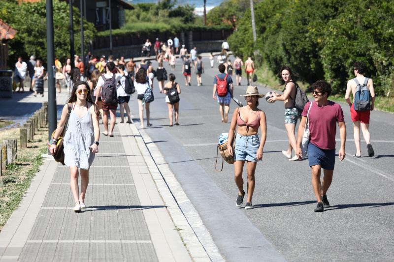 Fotos: Del confinamiento a las playas abarrotadas en Bizkaia