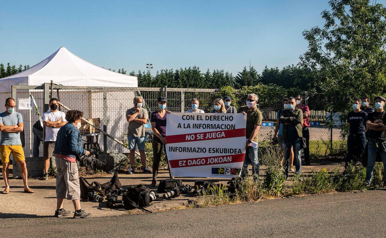 Los reporteros gráficos alaveses protestan a la entrada de Ibaia 