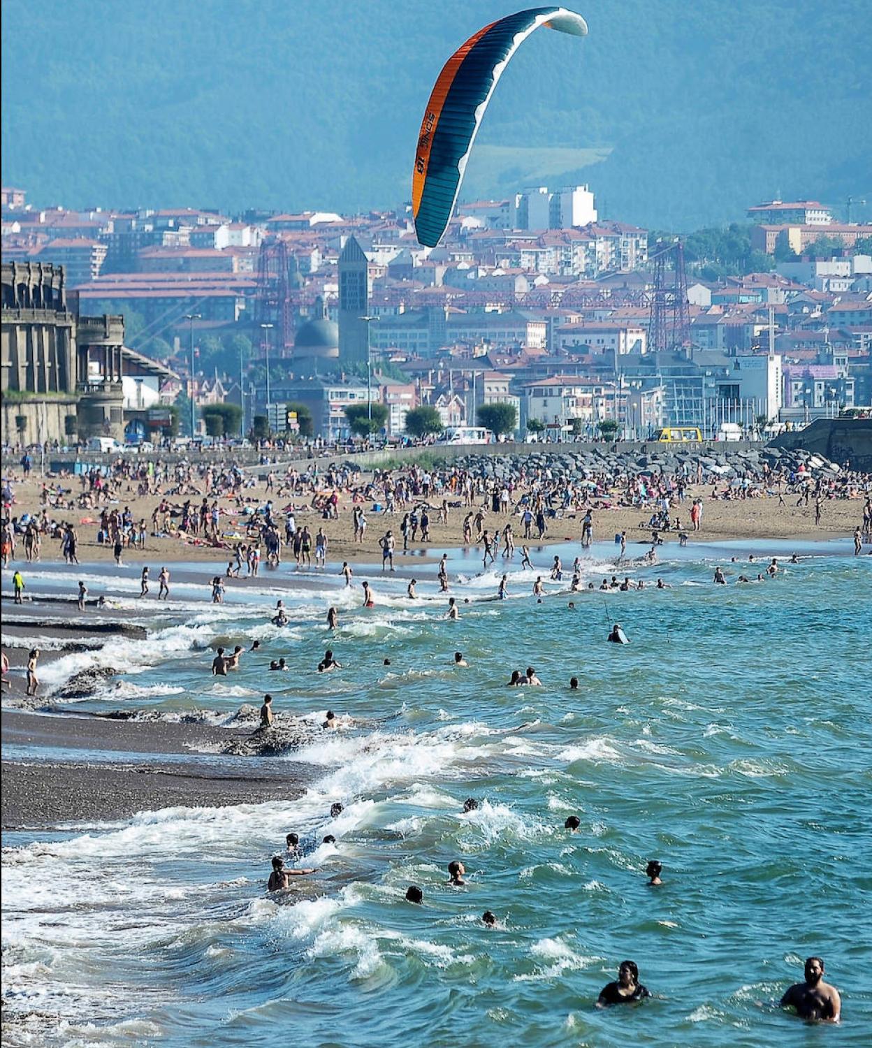 Cientos de personas acudieron ayer a Ereaga, donde incluso practicaron kitesurf.