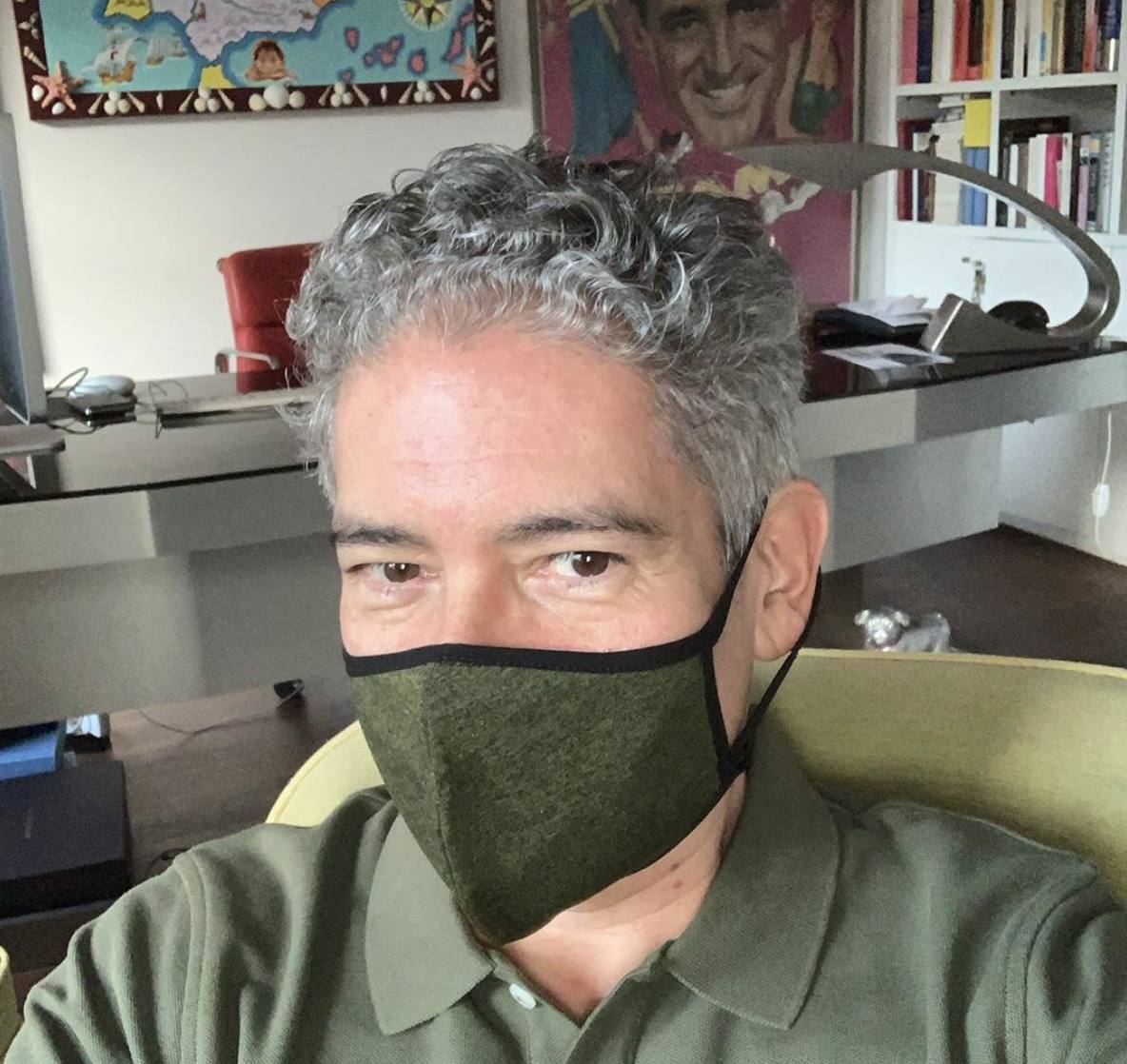 Conocíamos lo coqueto que era el periodista Boris Izaguirre, venezolano de 54 años. Por ello no, nos extrañó que su camisa y la mascarilla fueran a conjunto en un verde militar.