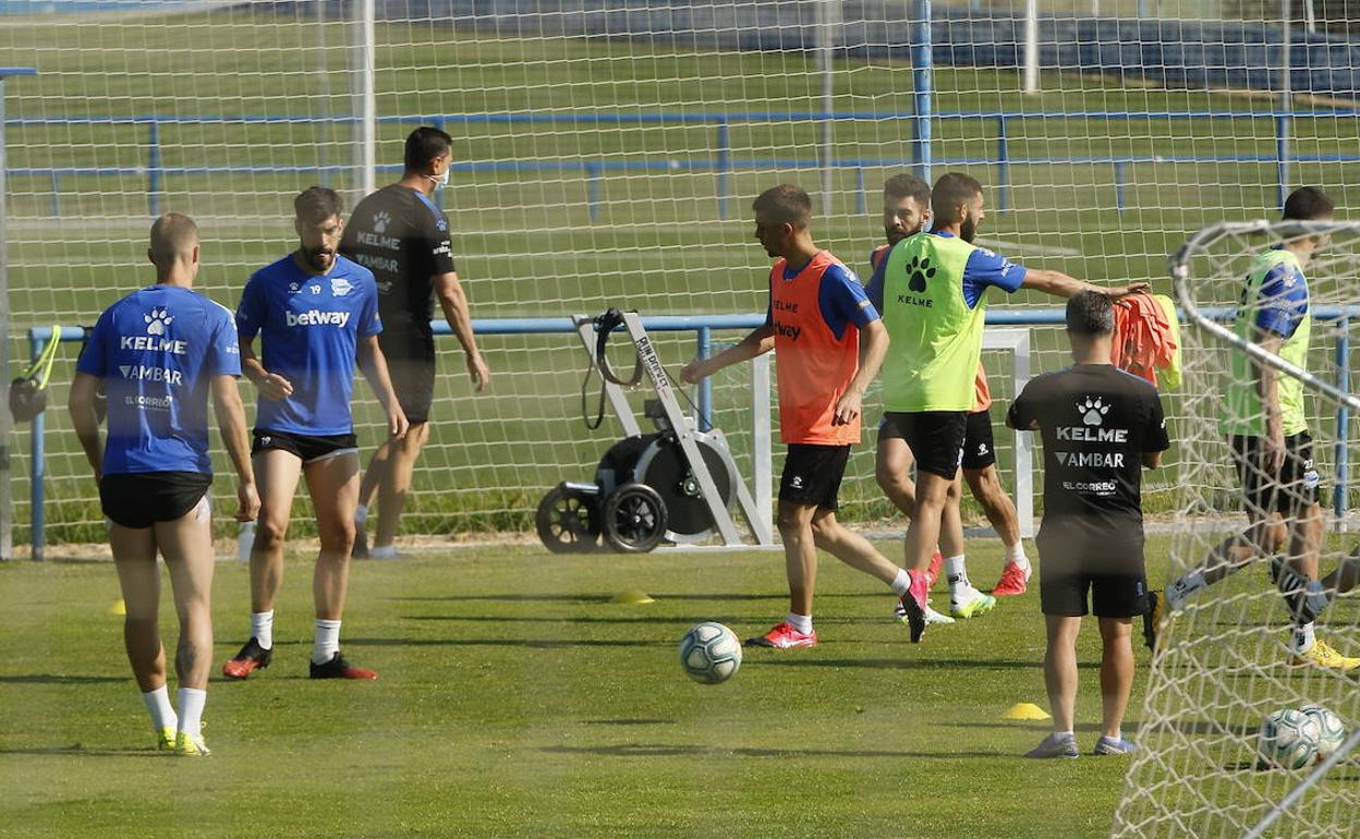 Los jugadores del Alavés entrenan en grupos en Ibaia. 