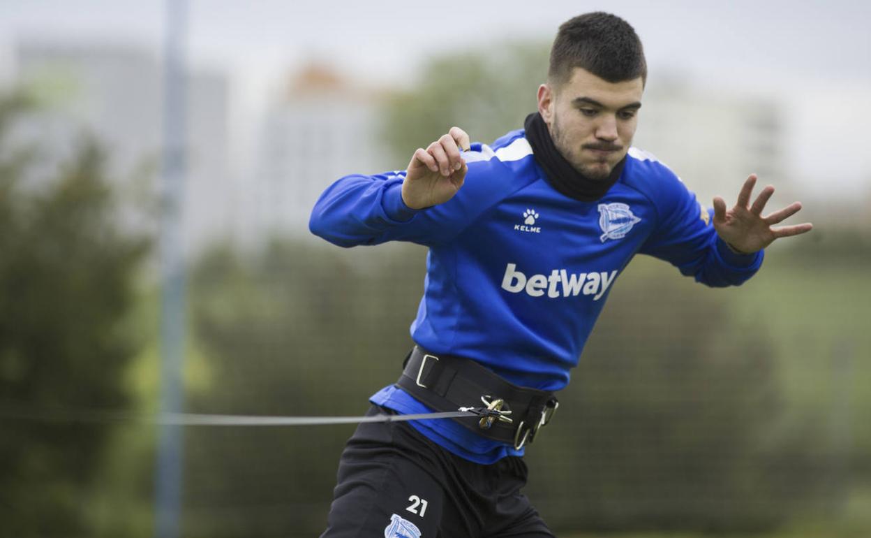 Martín entrena con una cuerda elástica. 